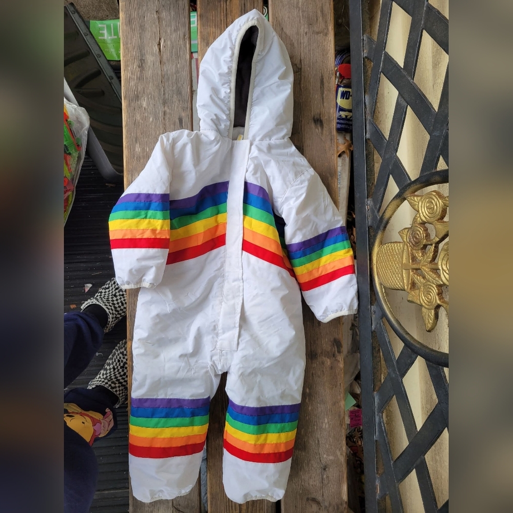 TIPSY ELVES SZ 18-24M VGUC 1 pc WHITE w/ RAINBOW ๐ aplique SNOWSUIT w/ Hood - Picture 1 of 8